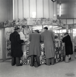 166016 Afbeelding van de kiosk in de hal van het N.S.-station Utrecht C.S. te Utrecht.